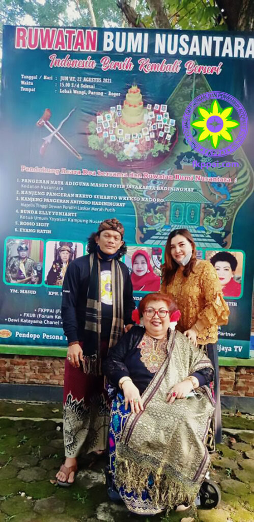 Ratu Nawang Wulan dan Ki Roni Wanantara foto bersama Eyang Ratih dalam acara Ruwatan Bumi Nusantara