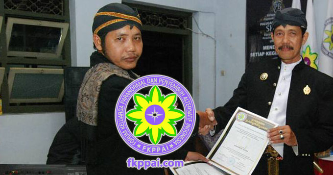 Ki Joni Asmoro memberikan piagam penghargaan dalam acara DPD FKPPAI Jawa Tengah