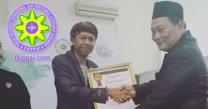 penyerahan penghargaan oleh Kisawung kepada Syem Ali Syafi